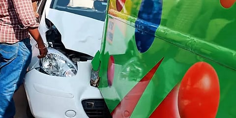 சிக்னலில் நின்றிருந்த 'பைக்' வேகமாக மோதிய கார்: பகலில் நிகழந்த மோசமான விபத்து