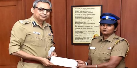 உயிரின் மதிப்பை உணர்ந்த பெண் தலைமை காவலர் - குவியும் பாராட்டுக்கு என்ன காரணம்?