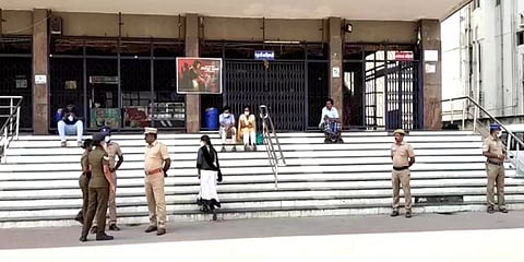 அச்சத்தினால் ஆர்வம் காட்டாத ரசிகர்கள்... வெறிச்சோடிய நாமக்கல் திரையரங்குகள்!