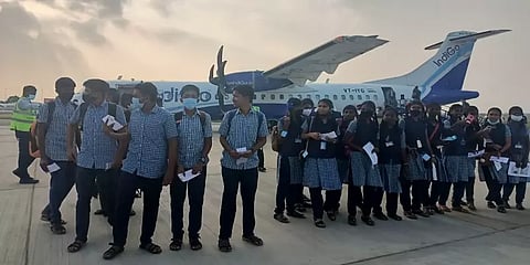 விமானத்தில் சென்று ஐஐடியில் ஆய்வு மேற்கொண்ட நெல்லை அரசுப்பள்ளி மாணவ மாணவிகள்!