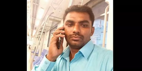 பாசப்போராட்டம்: ஆசிரியரின் வருக்கைக்காக காத்திருக்கும் கிராம மக்கள்