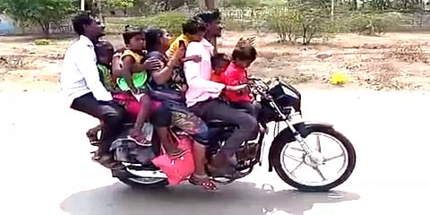 கர்நாடகா: இருசக்கர வாகனத்தில் அச்சமின்றி ஆபத்தான பயணம் - எப்படி தெரியுமா?