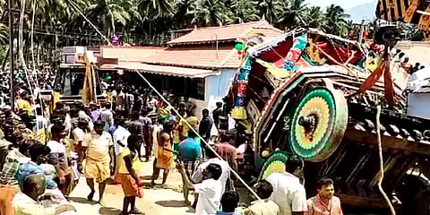 வீதி உலாவின் போது சாலையில் கவிழ்ந்த கோவில் தேர் - பொள்ளாச்சி அருகே பரபரப்பு