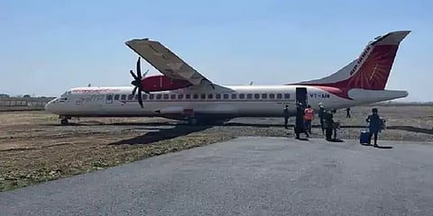 ஓடுதளத்தில் இருந்து விலகி மண்தரையில் ஓடிய விமானம் - ம.பியில் பரபரப்பு