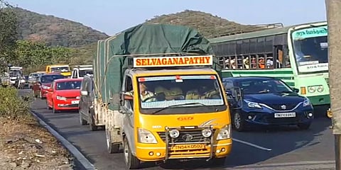 ஓன்றன் பின் ஒன்றாக மோதிய வாகனங்கள்: பாலாற்று பாலத்தில் போக்கவரத்து நெரிசல்