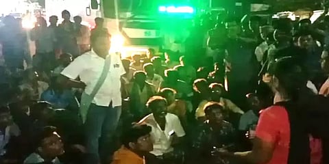 தென்காசி: மாணவி எடுத்த விபரீத முடிவு-பேராசிரியரின் செயல்தான் காரணமென மாணவர்கள் போராட்டம்