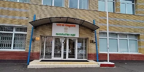 உக்ரைனில் தீவிரமடையும் போர் சூழல்: இப்போது எங்கே இருக்கிறது இந்தியத் தூதரகம்?