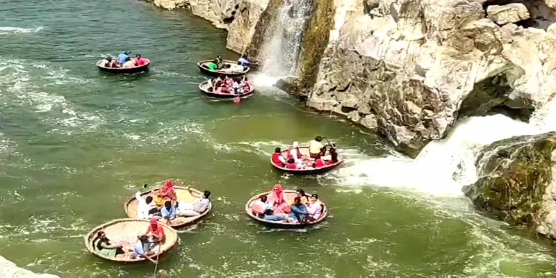 'ஹாலிடே ஜாலிடே' ஒகேனக்கலில் குவிந்த சுற்றுலா பயணிகள்