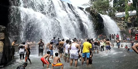 சுட்டெரிக்கும் வெயில்: சூட்டை தணிக்க திற்பரப்பு நீர் வீழ்ச்சியில் குவிந்த பயணிகள்