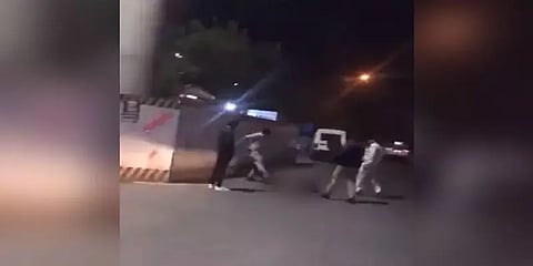 மது அருந்திவிட்டு தகராறு - புரட்டி எடுத்த போலீஸார் சஸ்பெண்ட்