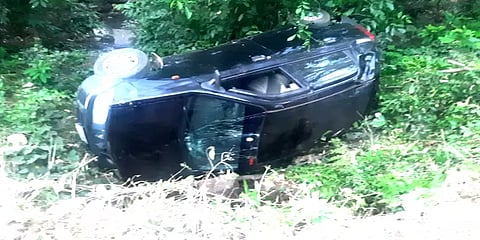 காரை மறித்து பள்ளத்தில் தள்ளிய காட்டு யானை: பதைபதைப்புடன் உயிர்தப்பிய 3 பேர்