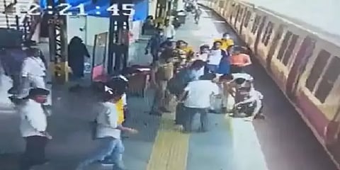 ரயிலில் ஏற முயன்று தவறி விழுந்த பயணி.... தக்க சமயத்தில் காப்பாற்றிய ரயில்வே போலீஸ்