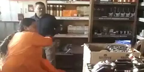 ம.பி: மதுக்கடை மீது கல் வீசி தாக்கிய பாஜகவின் உமாபாரதி