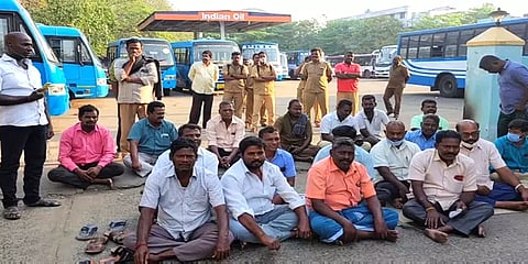 புதுச்சேரி அரசு சாலை போக்கவரத்துக் கழக ஊழியர்கள் போராட்டம்... பயணிகள் அவதி