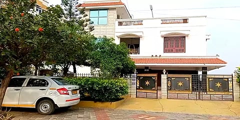 பூட்டியிருக்கும் வீடு: காத்திருக்கும் லஞ்ச ஒழிப்புத்துறை அதிகாரிகள்... எங்கே தெரியுமா?