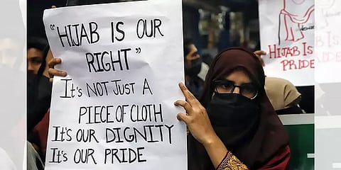 `கல்வி நிலையங்களில் ஹிஜாப் தடை செல்லும்’- கர்நாடக உயர்நீதிமன்றம் தீர்ப்பு