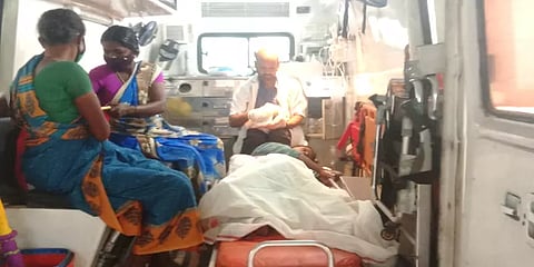 சத்தியமங்கலம்: ஓடும் 108 ஆம்புலன்ஸில் பெண்ணுக்குப் பிறந்த ஆண் குழந்தை