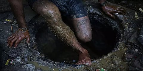 கையால் கழிவுகளை அகற்றும் துப்புரவு தொழிலாளர்களுக்கான நலத்திட்டம்