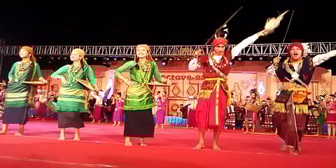 தஞ்சை: கலர் ஃபுல்லா கண்களுக்கு விருந்தளித்த வடகிழக்கு மாநில நடன கலைஞர்களின் நிகழ்ச்சி