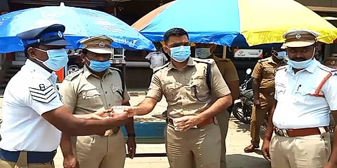 தேனி: கோடை வெப்பத்தை குளிர்விக்க போக்குவரத்து காவலர்களுக்கு நாள்தோறும் பழச்சாறு