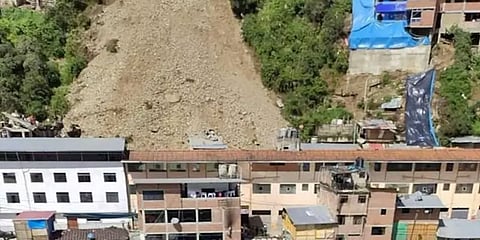 பெரு: நிலச்சரிவில் ஒட்டுமொத்தமாக புதைந்த 50 வீடுகள்