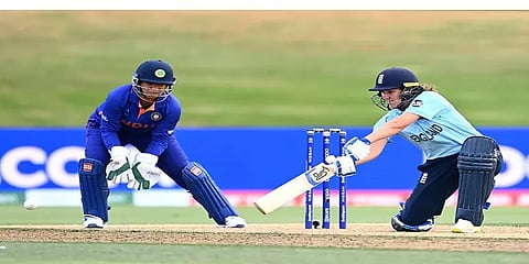 மகளிர் உலகக் கோப்பை: இங்கிலாந்தின் சுழலில் சிக்கி தோல்வியை தழுவியது இந்திய அணி