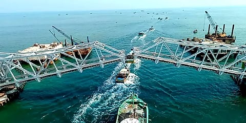 பாம்பன் தூக்கு பாலத்தை கடந்து சென்ற கப்பல்: பார்த்து பரவசமடைந்த சுற்றுலா பயணிகள்