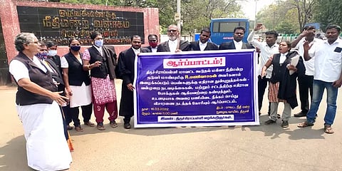திருச்சி: ‘தீர்ப்பில் பாரபட்சம்- நீதிபதிக்கு எதிராக போராட்டத்தில் இறங்கிய வழக்கறிஞர்கள்