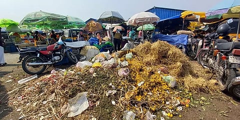 சேலம் பூ மார்க்கெட்டில் தேங்கிக் கிடக்கும் குப்பைகள் - சுத்தம்செய்ய வியாபாரிகள் கோரிக்கை