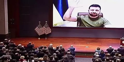 உக்ரைன் அதிபர் செலன்ஸ்கியின் உரை - எழுந்து நின்று மரியாதை செலுத்திய அமெரிக்க எம்.பி.க்கள்