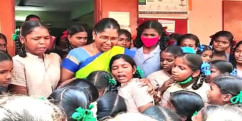 பணியிட மாறுதலில் சென்ற ஆசிரியைகள்! கட்டித்தழுவி கதறி அழுத பள்ளி மாணவிகள்