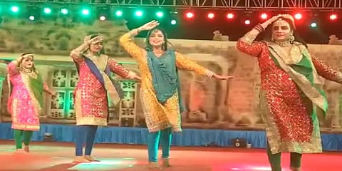 தஞ்சை: மேளதாளம் முழங்க பாரம்பரிய நடனத்துடன் தொடங்கிய நாட்டுப்புறக் கலைவிழா