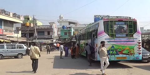 நிழற்கூடை இல்லை.. தண்ணீர் இல்லை - பஸ் டாப்பில் அடிப்படை வசதிகளின்றி தவிக்கும் பொதுமக்கள்