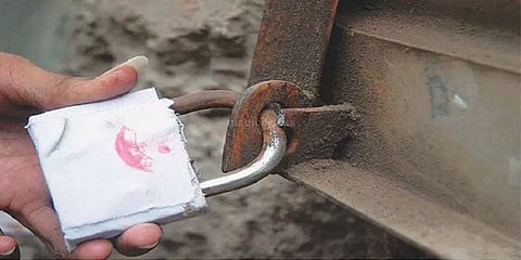 பரமக்குடி: வாடகை பாக்கி செலுத்தாத கடைகளுக்கு சீல் வைப்பு - அறநிலைத்துறை அதிகாரி நடவடிக்கை