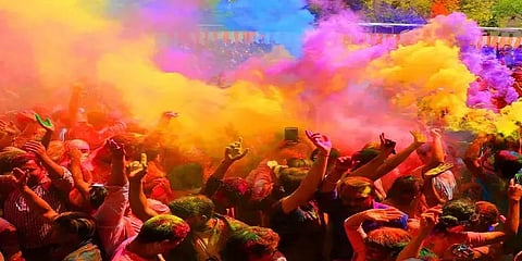 'ஹோலி என்றால் ஜாலி' சென்னையில் வண்ணங்களுடன் கொண்டாடிய மக்கள்