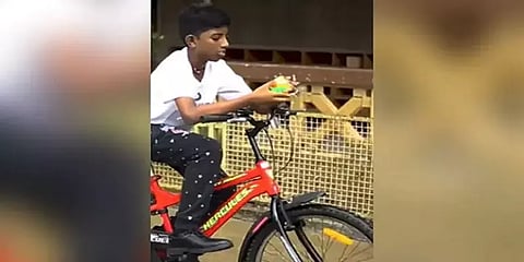 சைக்கிள் ஓட்டியபடி ரூபிக் கியூபை 14.32 நொடிகளில் வரிசைப்படுத்திய சென்னை சிறுவன்!