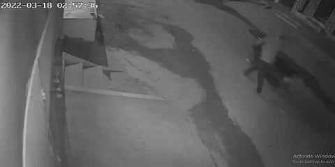 காரில் வந்து இருசக்கர வாகனத்தை திருடிய கும்பல் - சிசிடிவி காட்சிகள் மூலம் அம்பலம்