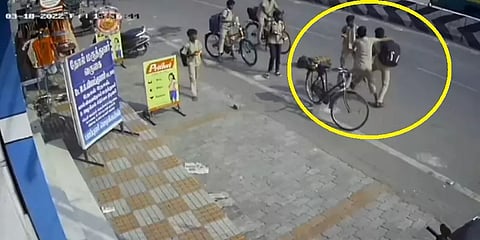 நடுரோட்டில் ஒருவரையொருவர் தாக்கிக்கொள்ளும் பள்ளி மாணவர்கள் - வைரலாகும் வீடியோ
