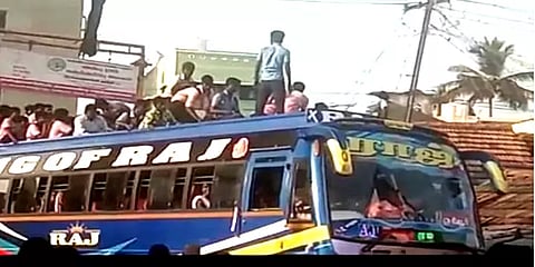 சிவகங்கை: ஆபத்தை உணராமல் அரசுப்பள்ளி மாணவர்கள் செய்த செயலால் பொதுமக்கள் அச்சம்