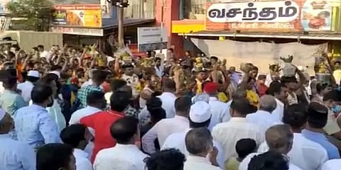 காவடிக்கு வழிவிட்ட ஹிஜாப்! ஆக்ரோஷமான போராட்டத்திலும் நெகிழவைத்த மதநல்லிணக்கம்