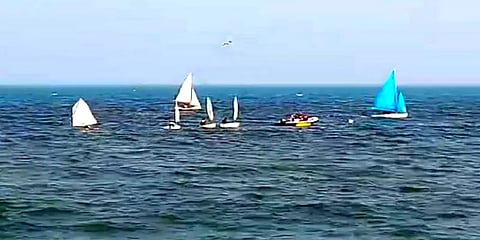 புதுச்சேரியில் நடைபெற்ற பாய்மரப் படகு அணிவகுப்பு: எதற்காக தெரியுமா?