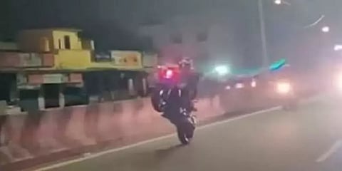 சென்னையில் கட்டுப்பாட்டை மீறி பைக் சாகசம் - பொதுமக்களை அச்சுறுத்திய இளைஞர்கள்