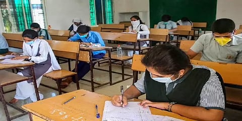 தாள்கள் தட்டுப்பாட்டால் தேர்வுகள் ரத்து - இலங்கையில் மோசமடையும் பொருளாதார நெருக்கடி