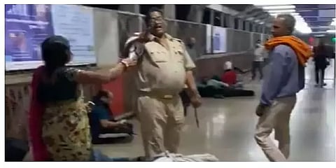 சீருடையில் இருந்த காவலரை செருப்பால் அடிக்கும் பெண்! வைரலாகும் வீடியோ