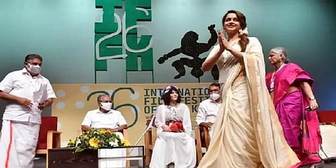 சர்ப்ரைஸாக தோன்றி மாஸ் என்ட்ரி கொடுத்த நடிகை பாவனா! எழுந்து நின்று கரகோஷமிட்ட பிரபலங்கள்