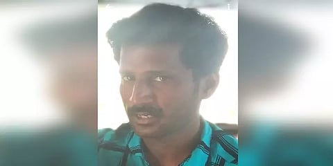 ஆற்றில் கவிழ்ந்த சரக்கு வாகனம் - ஒருவர் உயிரிழப்பு