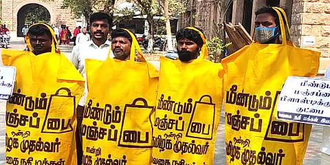 'மஞ்சள் பை' திட்டத்தை வழியுறுத்தி மதுரையில் நூதன விழிப்புணர்வு பிரச்சாரம்