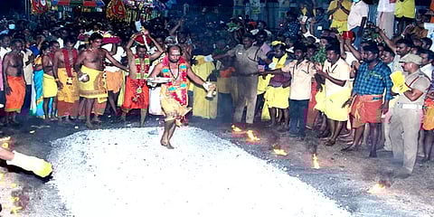 பண்ணாரி அம்மன் கோவில் குண்டம் விழா - பரவசத்துடன் தீமிதித்த பக்தர்கள்