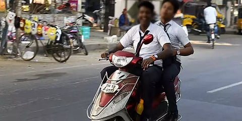 பள்ளிக்கு பைக்ல வர 'நோ' சொன்ன பள்ளிக் கல்வித்துறை!