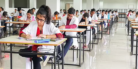 ஒத்திவைக்கப்படும் தேர்வுகள்: உக்ரைனில் பயிலும் மருத்துவ மாணவர்களுக்கு தேர்வில் சலுகை!